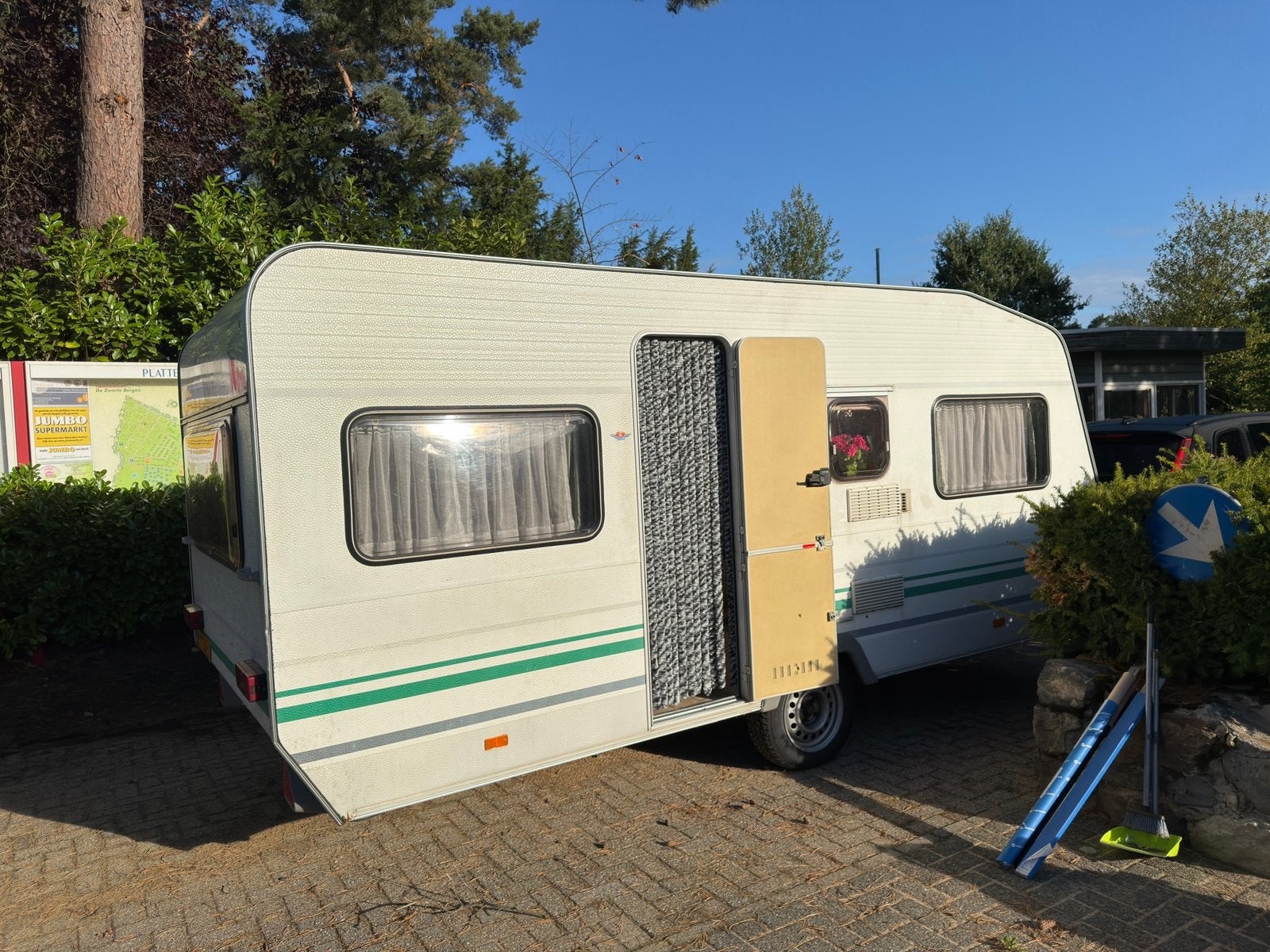 Eifeland Karavan, Caravans en Kamperen, Koelkast, Rondzit, Frans bed, 4 tot 5 meter