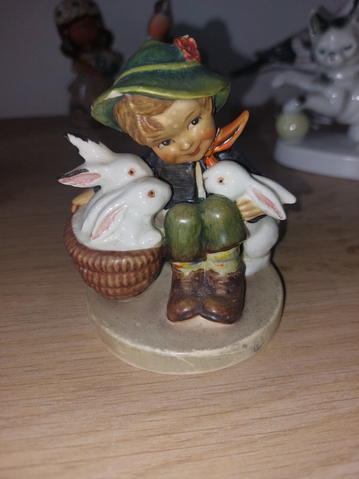 Hummel beeldje jongen met konijnen, beschadigd, Ophalen of Verzenden