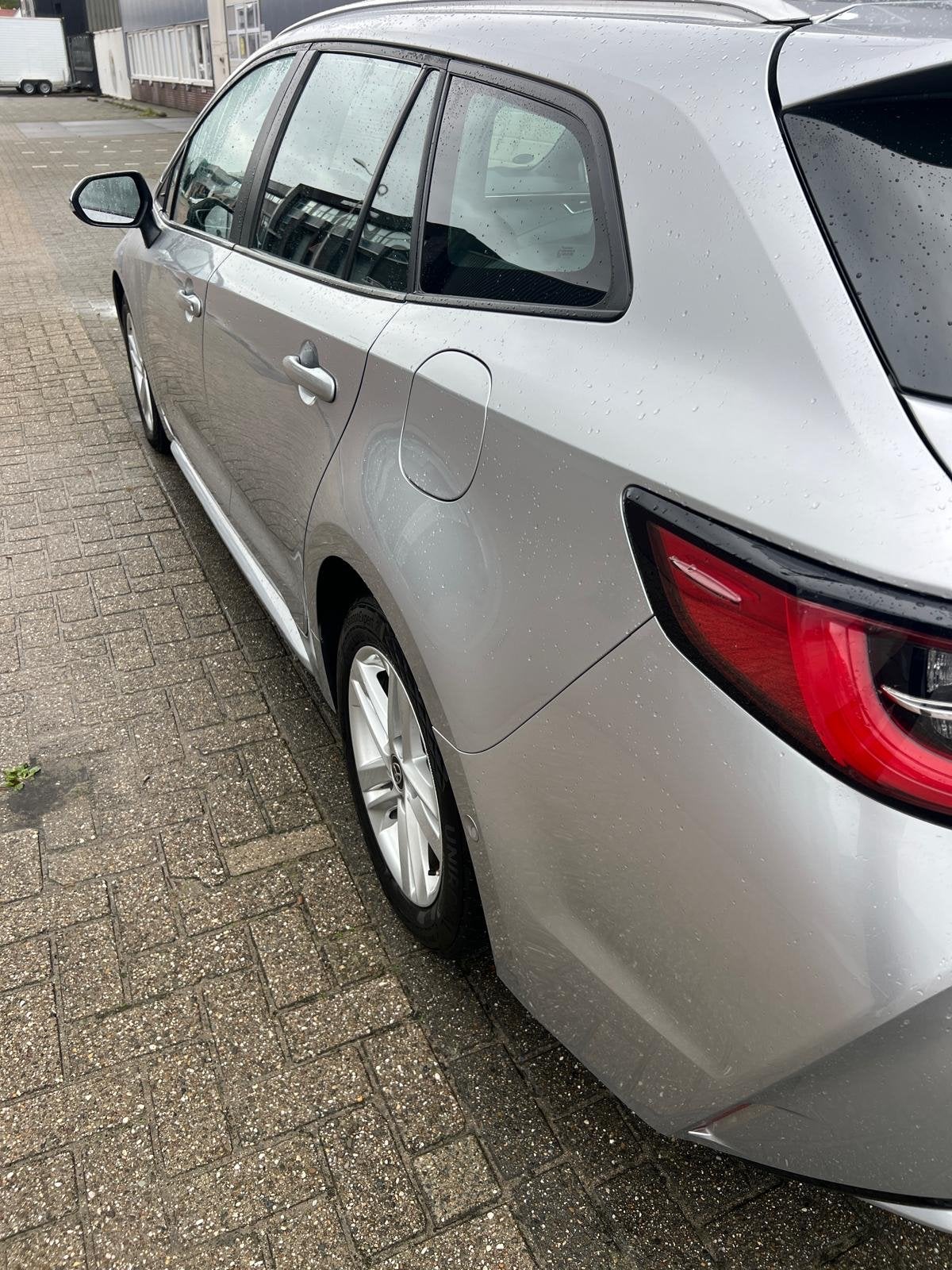 Toyota Corolla TS 1.8 Hybrid 122pk CVT 2022 Grijs, Auto's, 4 cilinders, Verwarmde buitenspiegels, 98 pk, Stationwagon