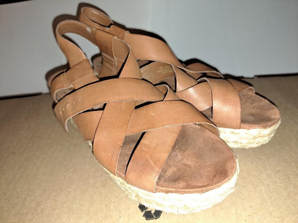 Clarks bruine sandalen sleehak maat 37 (4,5), Kleding | Dames, Schoenen, Zo goed als nieuw, Sandalen of Muiltjes, Bruin, Ophalen
