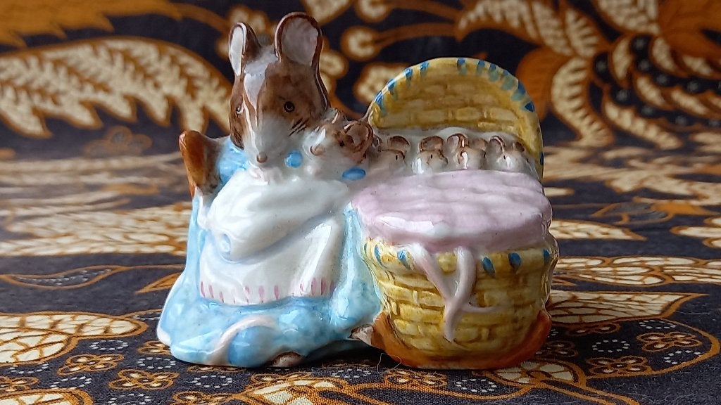 Mooi vintage Beatrix Potter beeldje Hunca Munca van Beswick., Ophalen of Verzenden