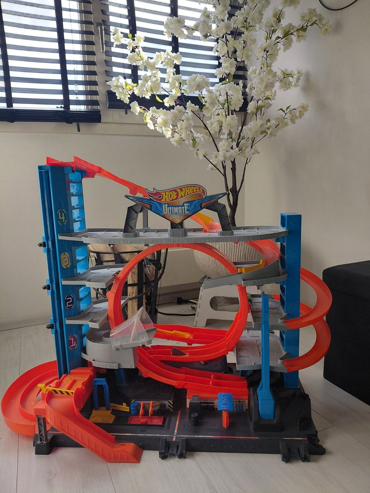 Hot Wheels Ultimate Garage Racebaan met Haai, Ophalen