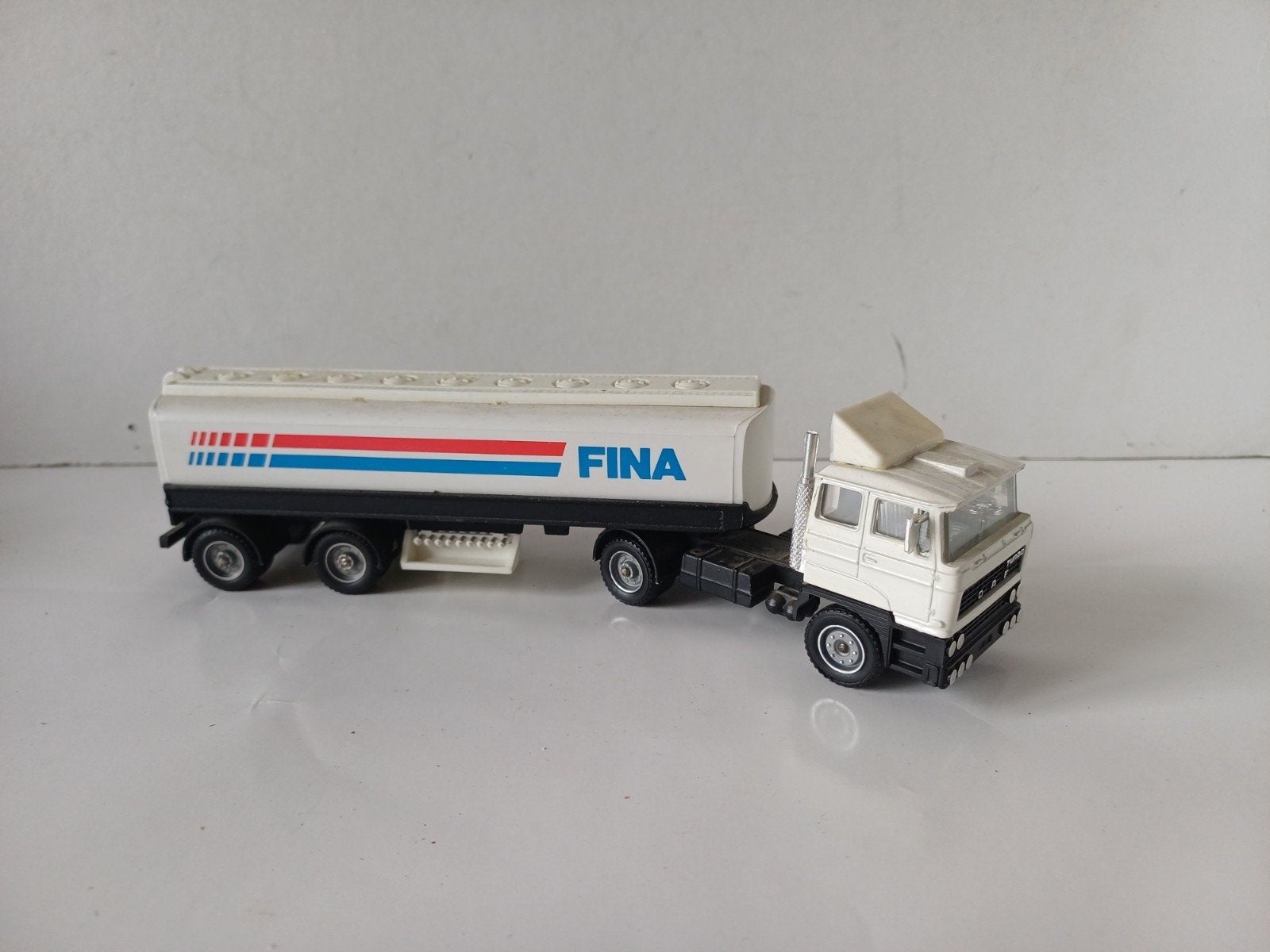 Solido France 1:60 tanker truck  daf f2800 fina, Hobby en Vrije tijd, Ophalen of Verzenden, Bus of Vrachtwagen, Overige merken