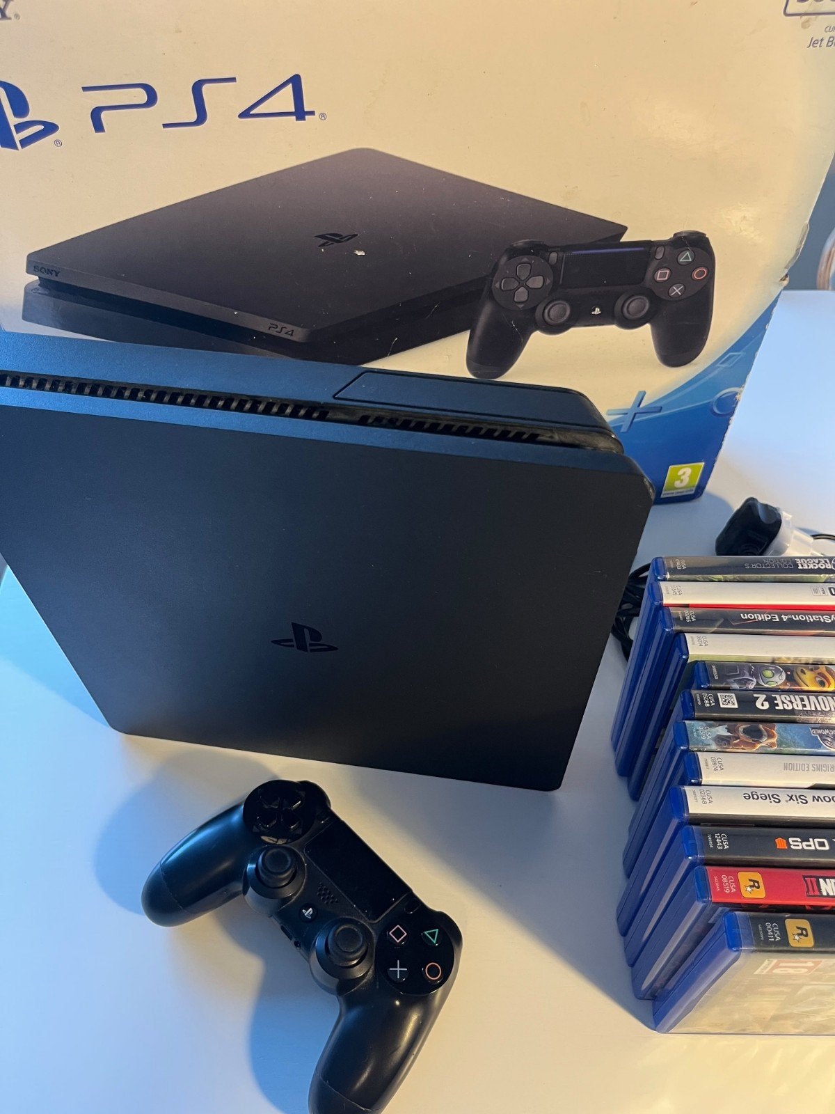 PlayStation 4 Slim, 500GB met 1 controllers en 12 games
