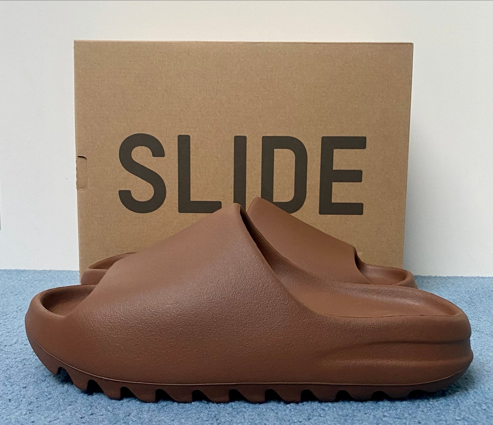 Yeezy Slide Flax - Nieuw in doos, Ophalen of Verzenden, Nieuw, Bruin, Slippers
