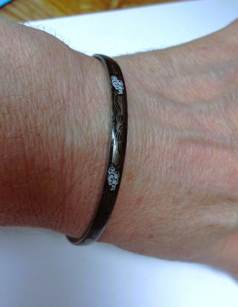 Vintage armbandje emaille zwart met floraal patroon, Verzenden, Gebruikt, Zwart, Staal