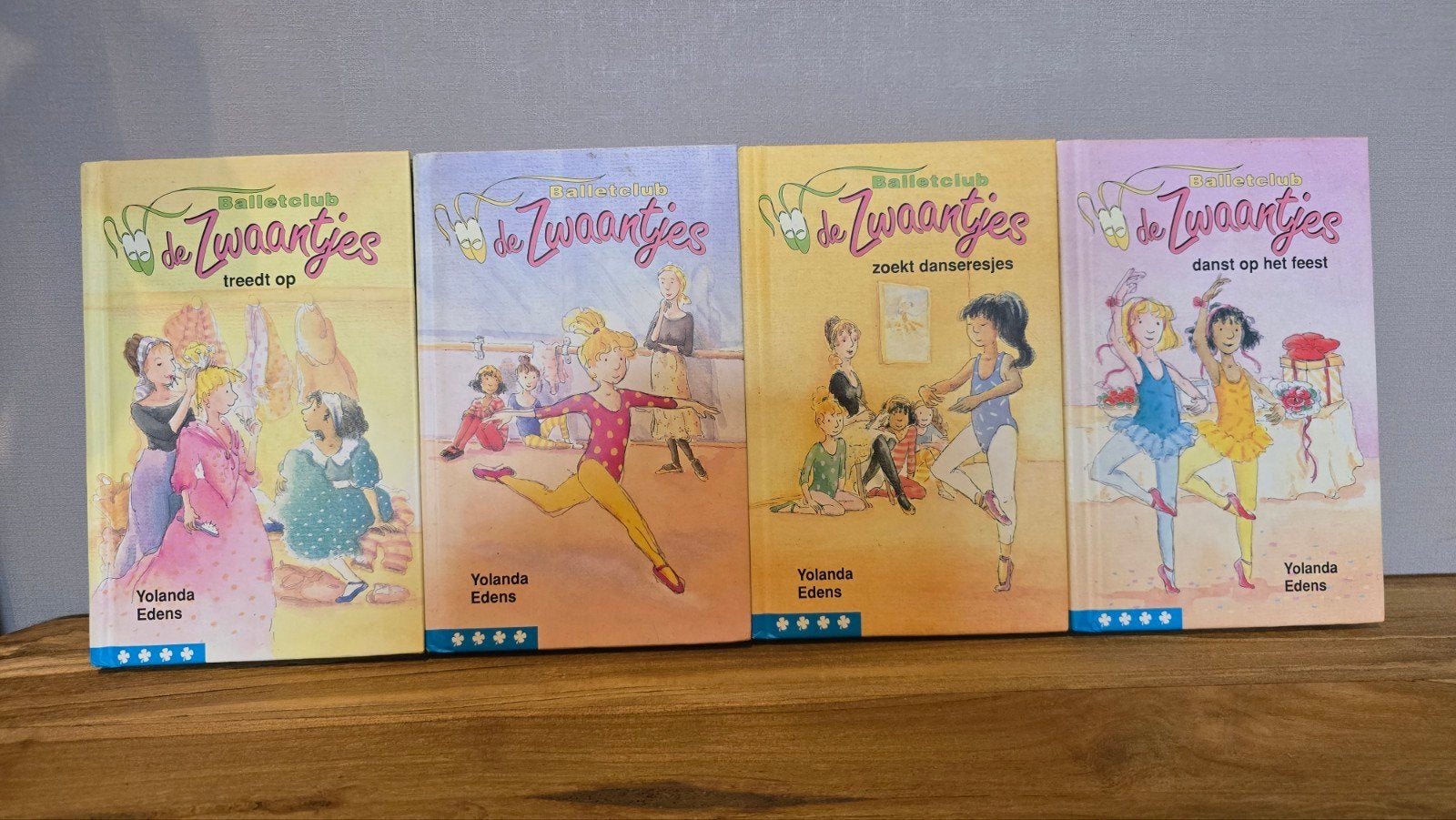 Ballclub De Zwaantjes - 4-delige boekenreeks, Ophalen of Verzenden, Gelezen, Yolanda Edens, Fictie algemeen