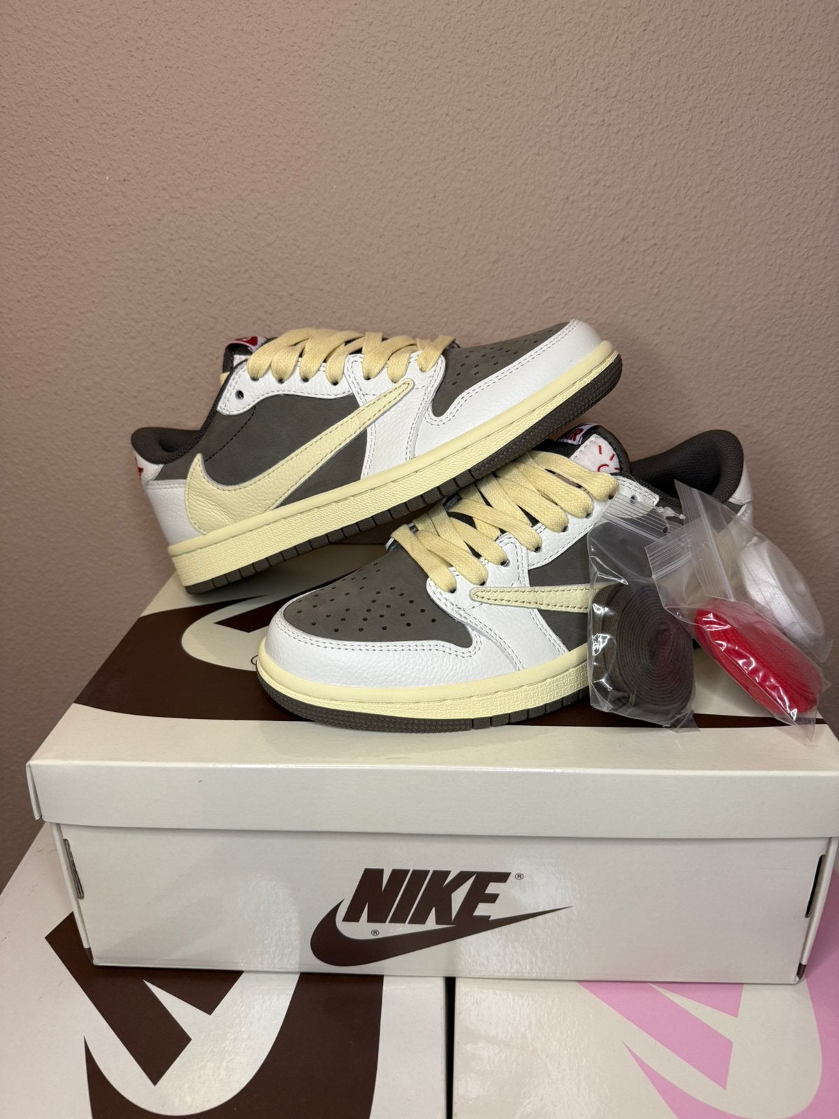 nike air jordan travis scott sizes: 36/37,5/38/39/40, Kleding | Dames, Schoenen, Beige, Nieuw, Ophalen of Verzenden, Sneakers of Gympen