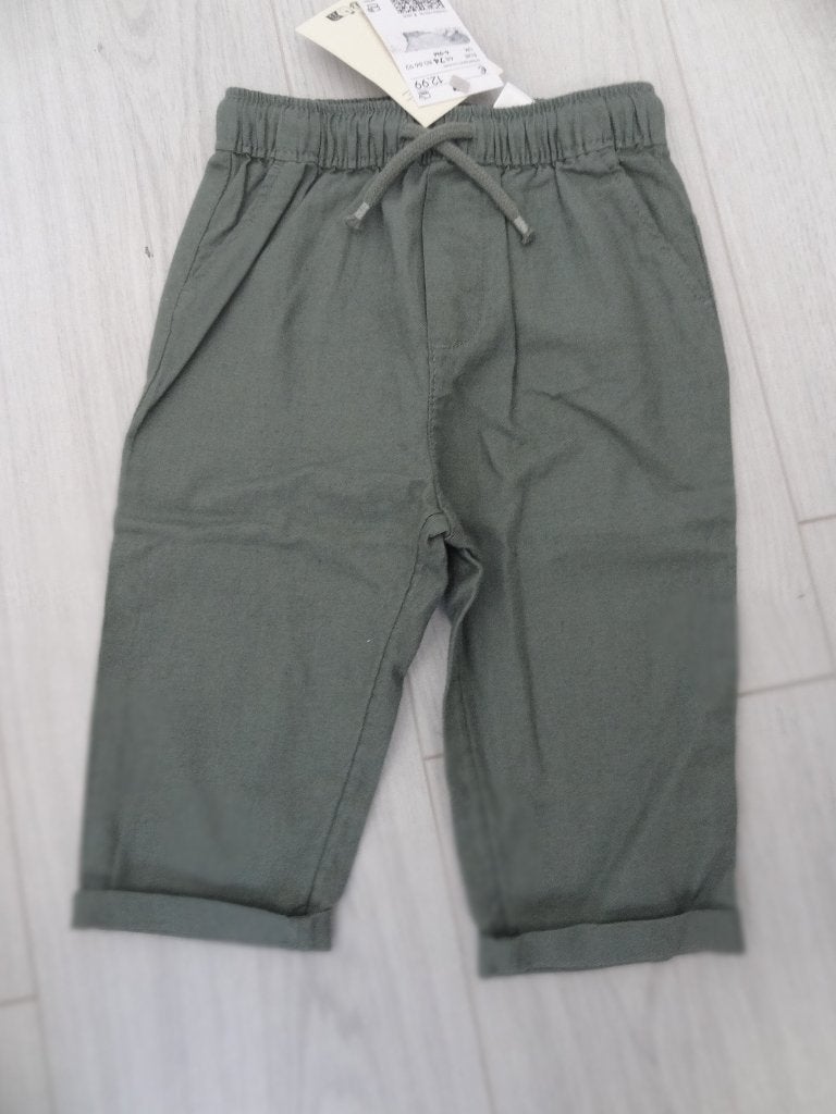 broek in groen van H&M - maat 74 - Nieuw, Broekje, H&M, Nieuw, Ophalen of Verzenden