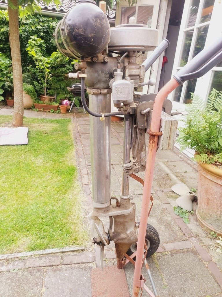 Antieke buitenboordmotor Seagull, Ophalen