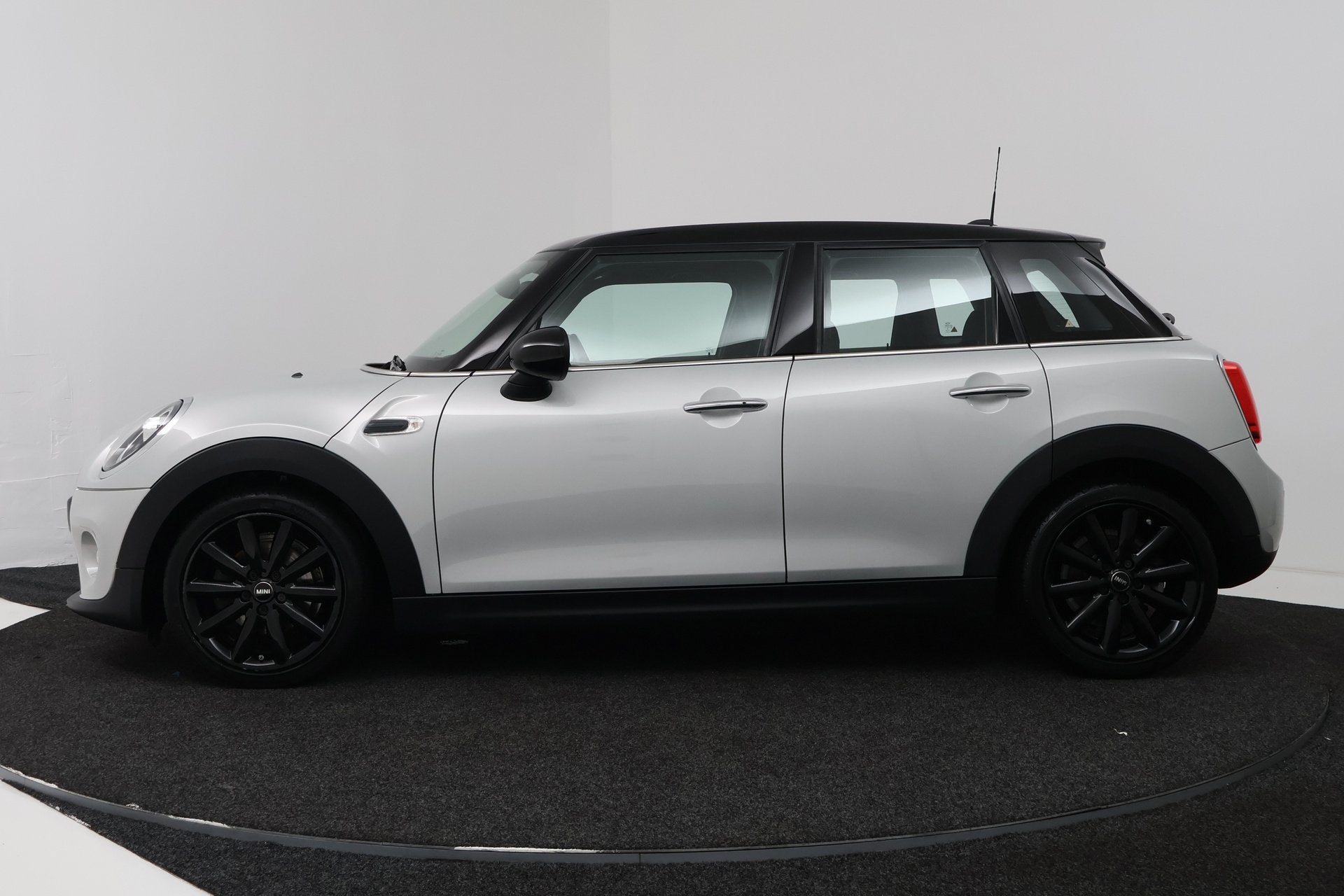 MINI 5-deurs 1.5 Cooper Chili (NAVIGATIE, CRUISE CONTROL, PA, Gebruikt, Leder en Stof, Wit, Origineel Nederlands