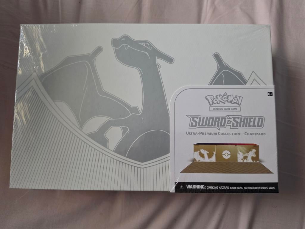 Pokémon Charizard Ultra-Premium Collection (Geseald), Hobby en Vrije tijd, Verzamelkaartspellen | Pokémon, Ophalen of Verzenden