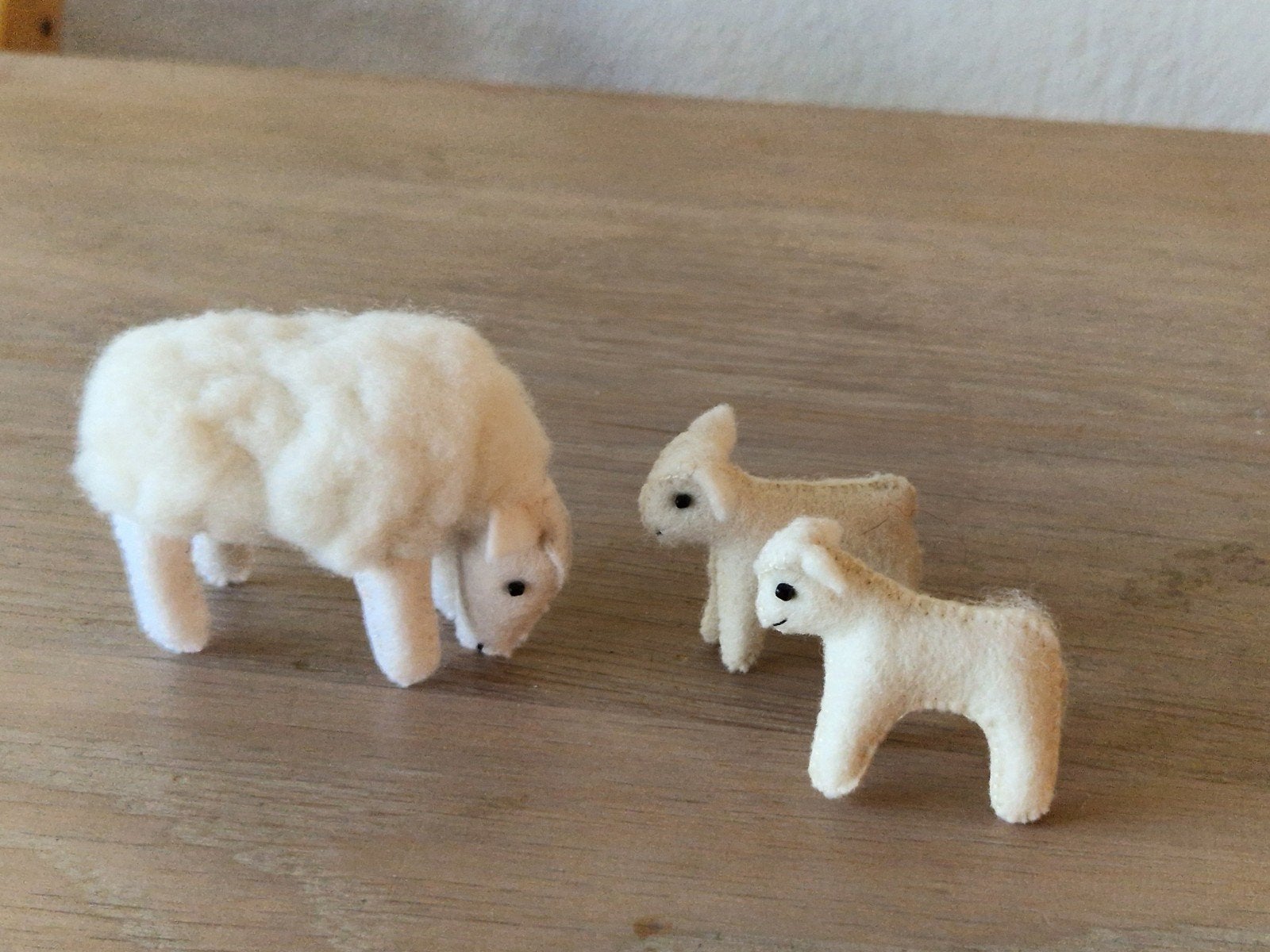 Voor de seizoenstafel, schaapje met 2 lammetjes wolvilt, Hobby en Vrije tijd, Vilt, Ophalen of Verzenden, Figuurtje(s), Wolvilt