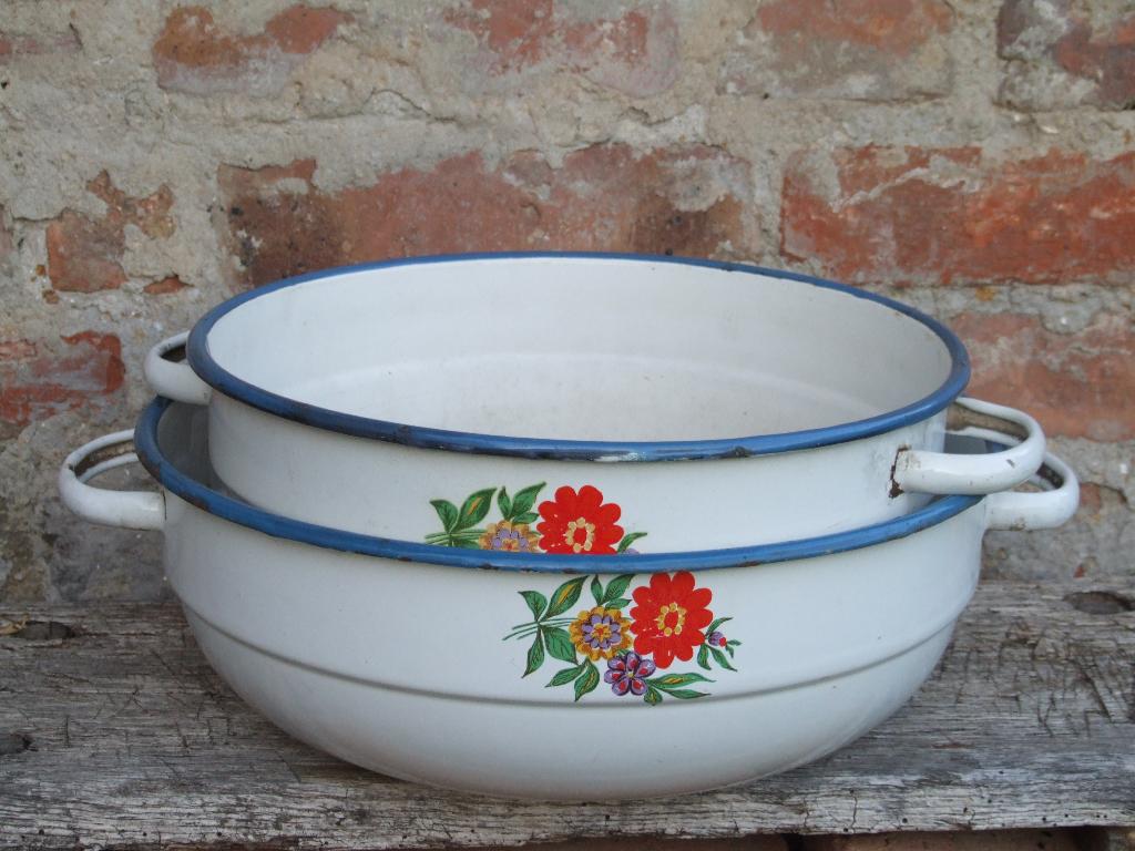 2 emaille schalen met bloemmotief, Ophalen of Verzenden