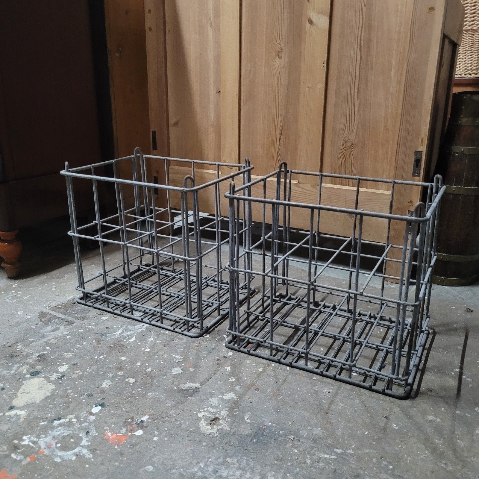 2 oude zinken melkkratten, flessenkratten, flessenrekken, Ophalen