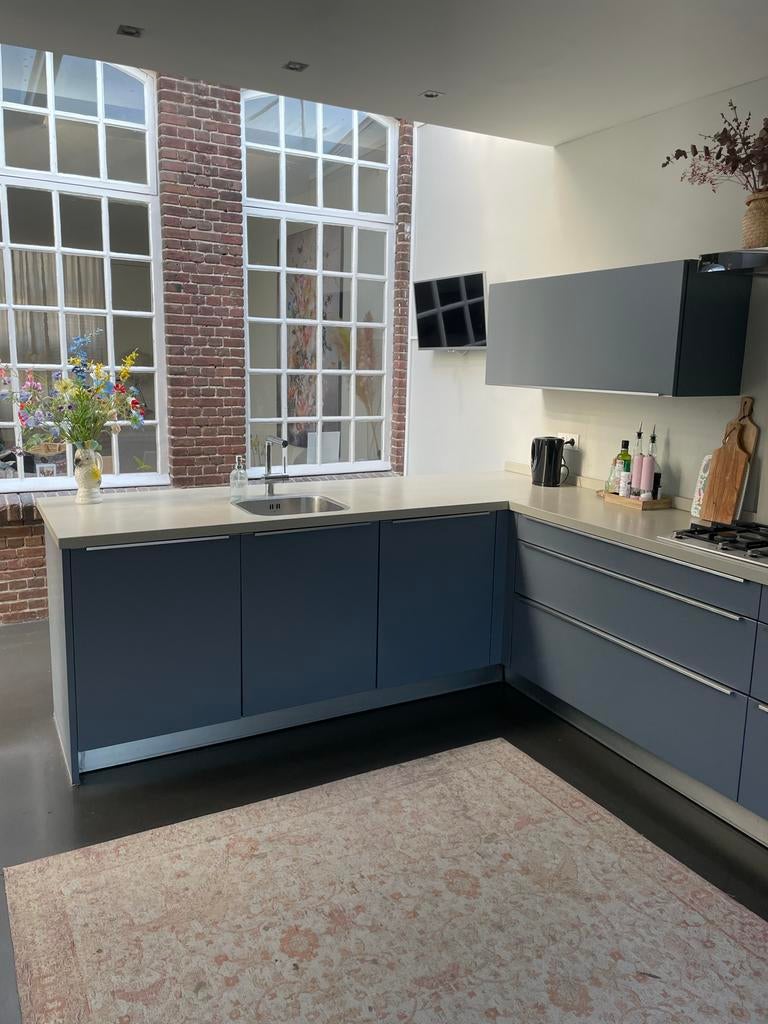 Hoekkeuken met bar en Inbouwapparatuur, Hoekkeuken, Ophalen of Verzenden, Zo goed als nieuw, Grijs