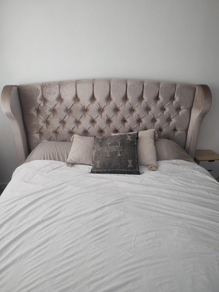 Bed in Chesterfield stijl 180x 200 cm licht beige, Ophalen, Gebruikt, Beige, Tweepersoons
