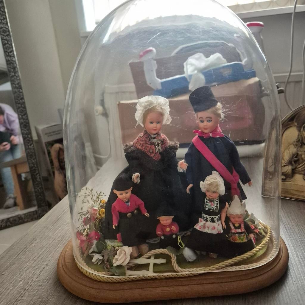 Antieke poppen in stolp - Hollandse klederdracht, Ophalen, Zo goed als nieuw, Pop