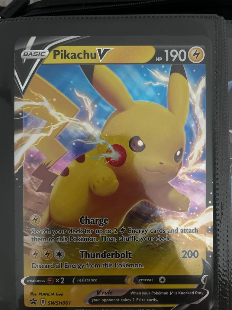 Pikachu V SWSH061 Oversized Promo Pokémon Kaart, Ophalen of Verzenden, Zo goed als nieuw, Losse kaart