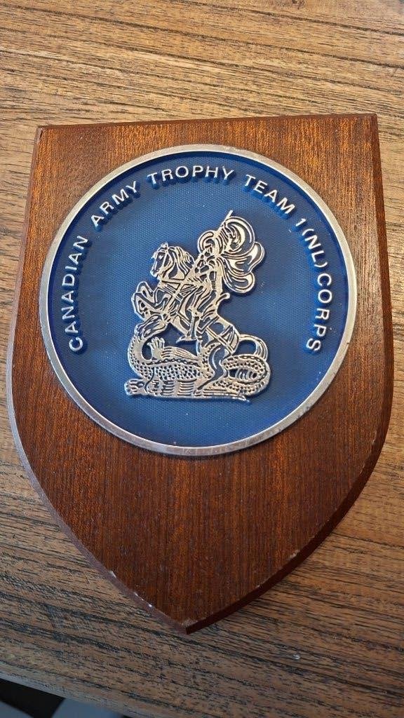 Herdenkingsschildje Canadian Army Trophy, Verzamelen, Ophalen of Verzenden, Landmacht, Amerika, Overige typen