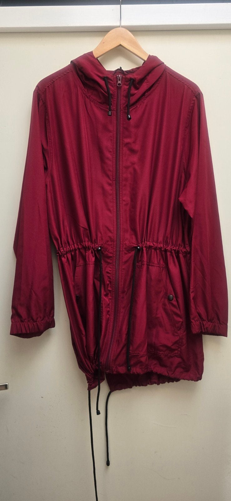 Primark bordeauxrode jas met capuchon, maat L, Kleding | Dames, Jassen | Zomer, Primark, Maat 42/44 (L), Nieuw, Ophalen of Verzenden