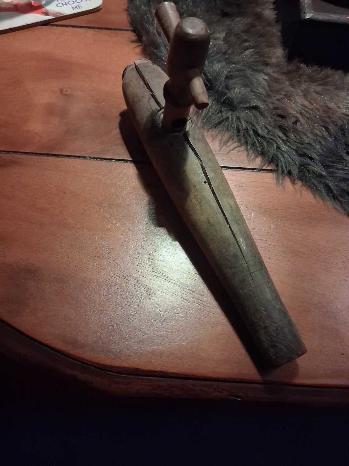 Antieke houten tapkraan voor wijnvat, Ophalen