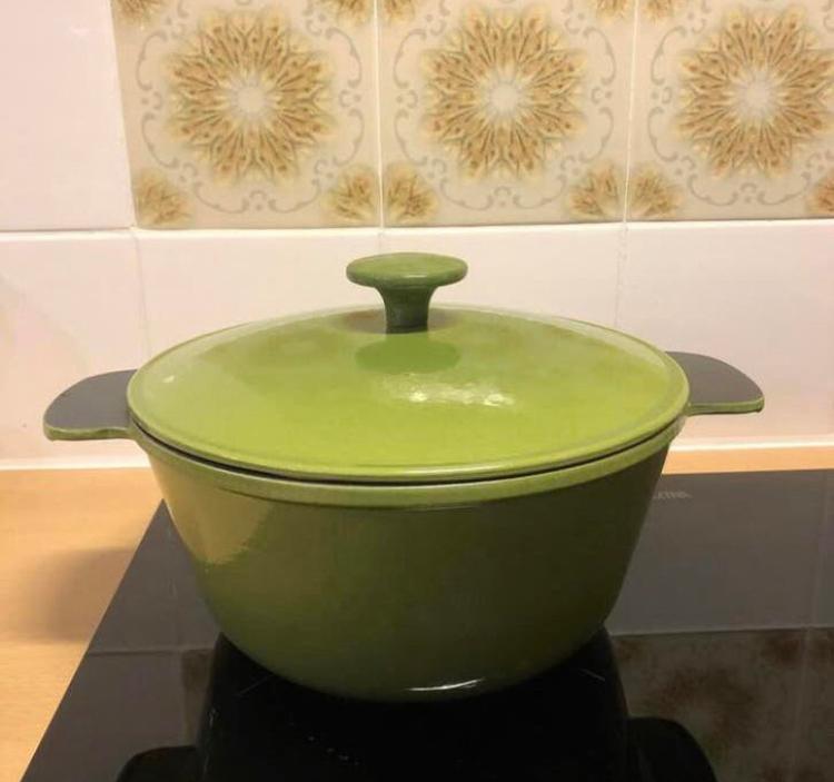 Dutch Oven gietijzeren pan | avocado groen | jaren 70 | NWST, Ophalen of Verzenden, Zo goed als nieuw