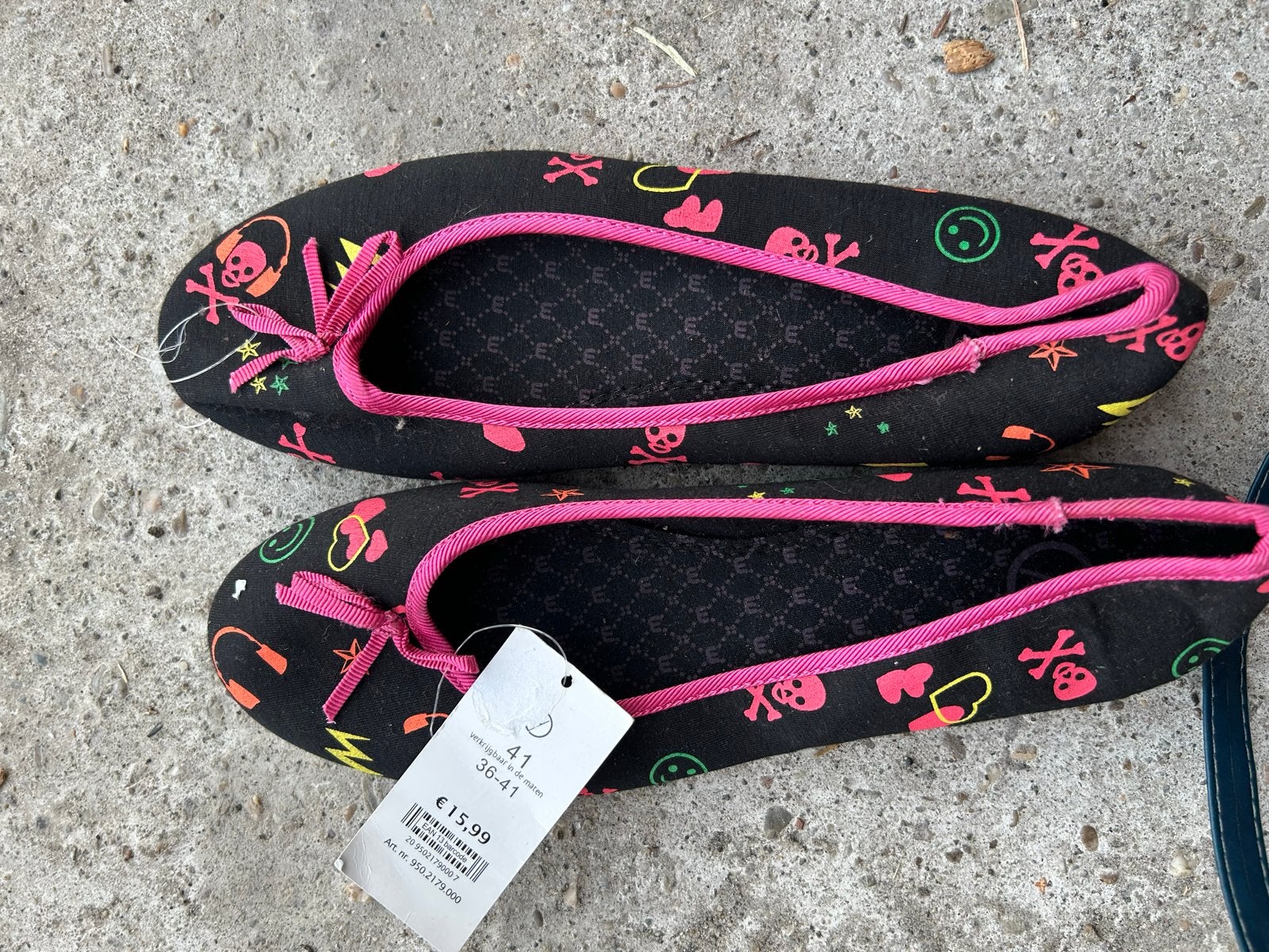 Zwarte pantoffels met vrolijke prints, maat 41, Ophalen of Verzenden, Nieuw, Zwart, Pantoffels of Sloffen