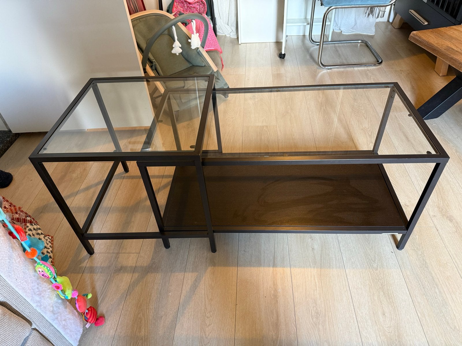 Moderne zwarte salontafel met glas en metaal, Ophalen, Gebruikt, 100 tot 150 cm, Glas