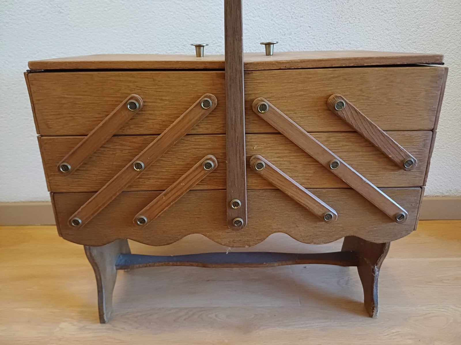 Vintage houten naaidoos op pootjes - uitschuifbaar, Ophalen of Verzenden, Gebruikt, Overige typen