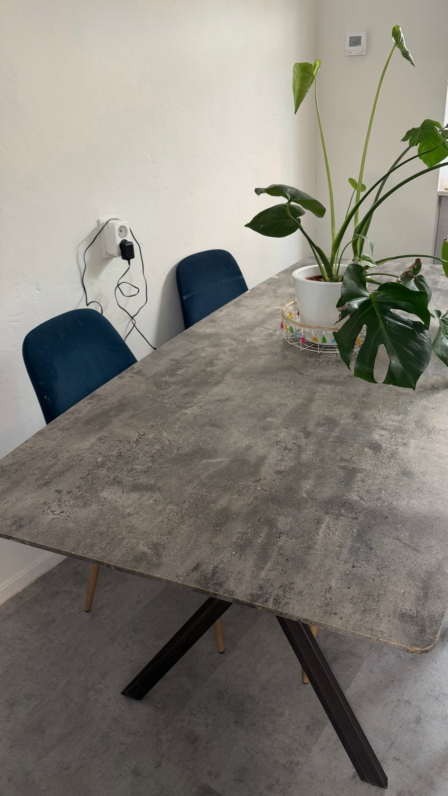 Moderne eettafel met betonnen look blad en metalen poten, Ophalen, Gebruikt, 50 tot 100 cm, Modern