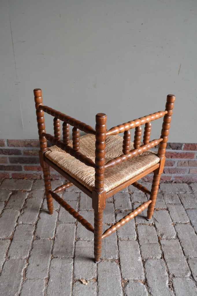 Prachtige antieke eiken houten hoekstoel met biezen zitting., Verzenden