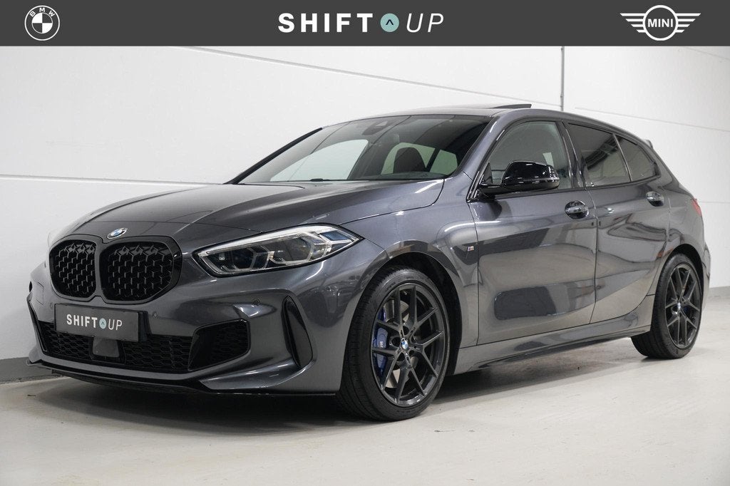 BMW 1-serie M135i xDrive Panoramadak | Harman Kardon | Head, Auto's, BMW, Bedrijf, Te koop, 1-Serie, 4x4, ABS, Adaptieve lichten
