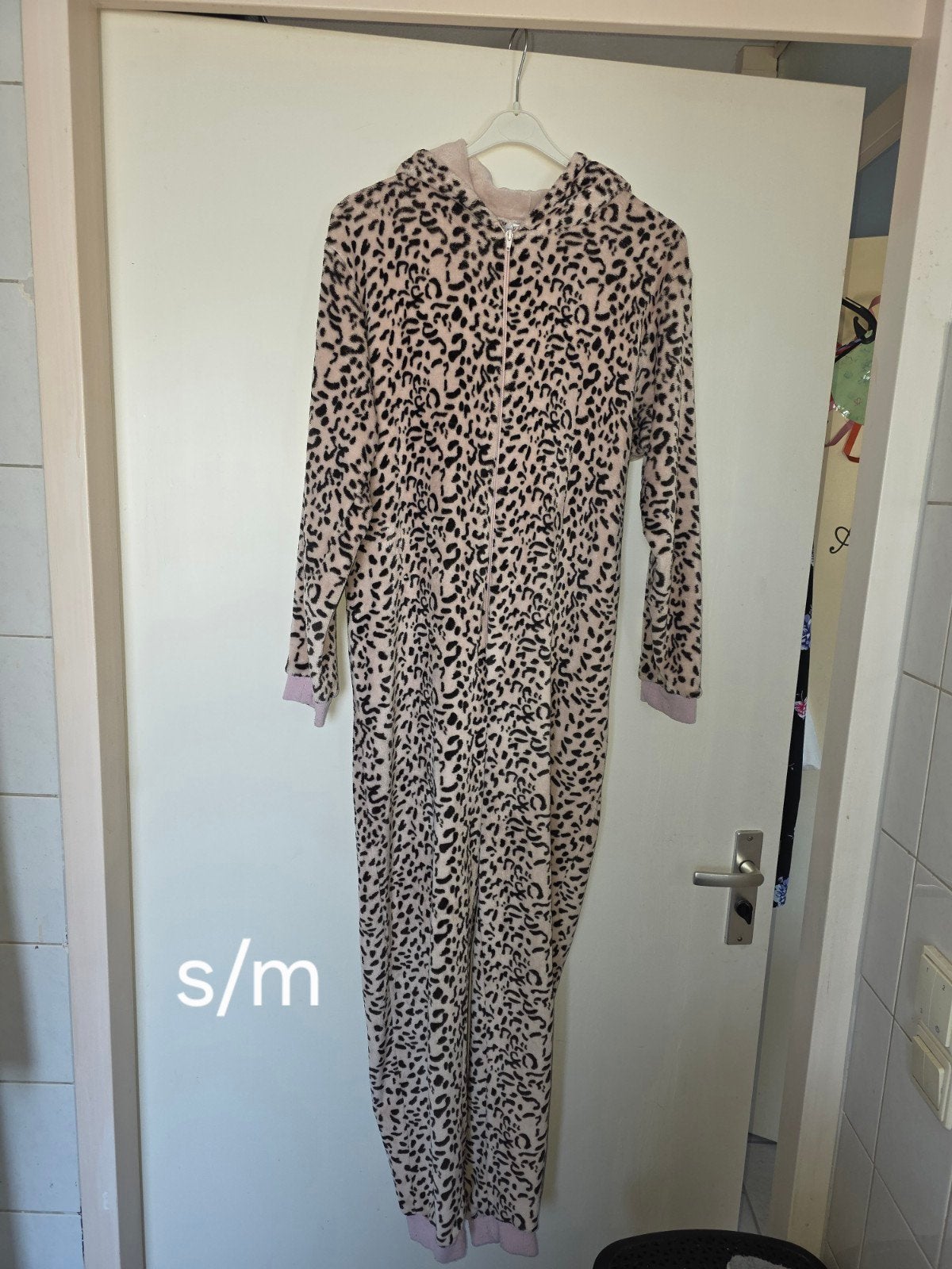 Leopard print jumpsuit / onesie S/M, Ophalen of Verzenden, Gedragen, Maat 36 (S), Beige