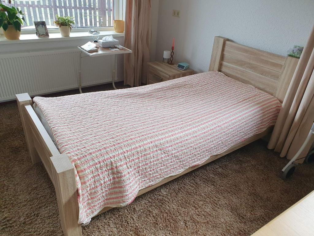 eenpersoonsbed incl. elektrisch verstelbare lattenbodem, Huis en Inrichting, Ophalen, 90 cm, Zo goed als nieuw, 200 cm