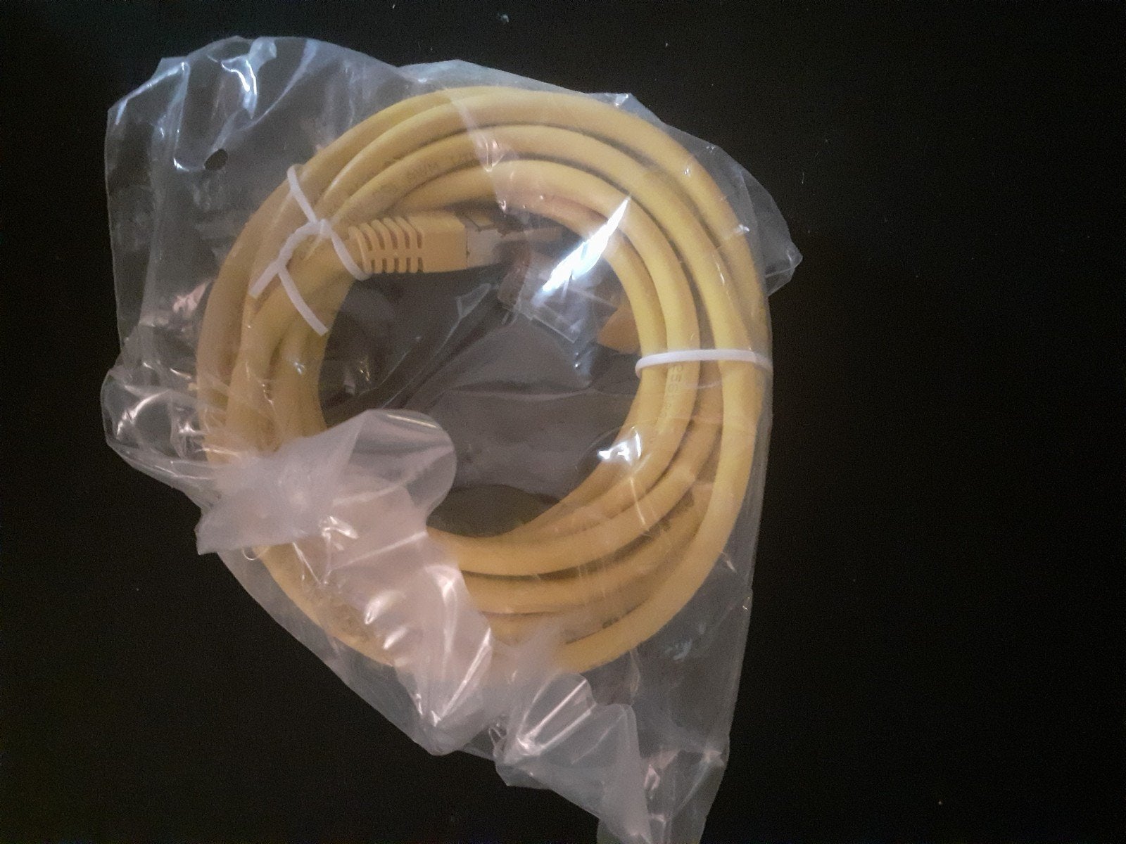 Nieuwe gele ethernetkabel (RJ45), Computers en Software, Pc- en Netwerkkabels, Ophalen of Verzenden
