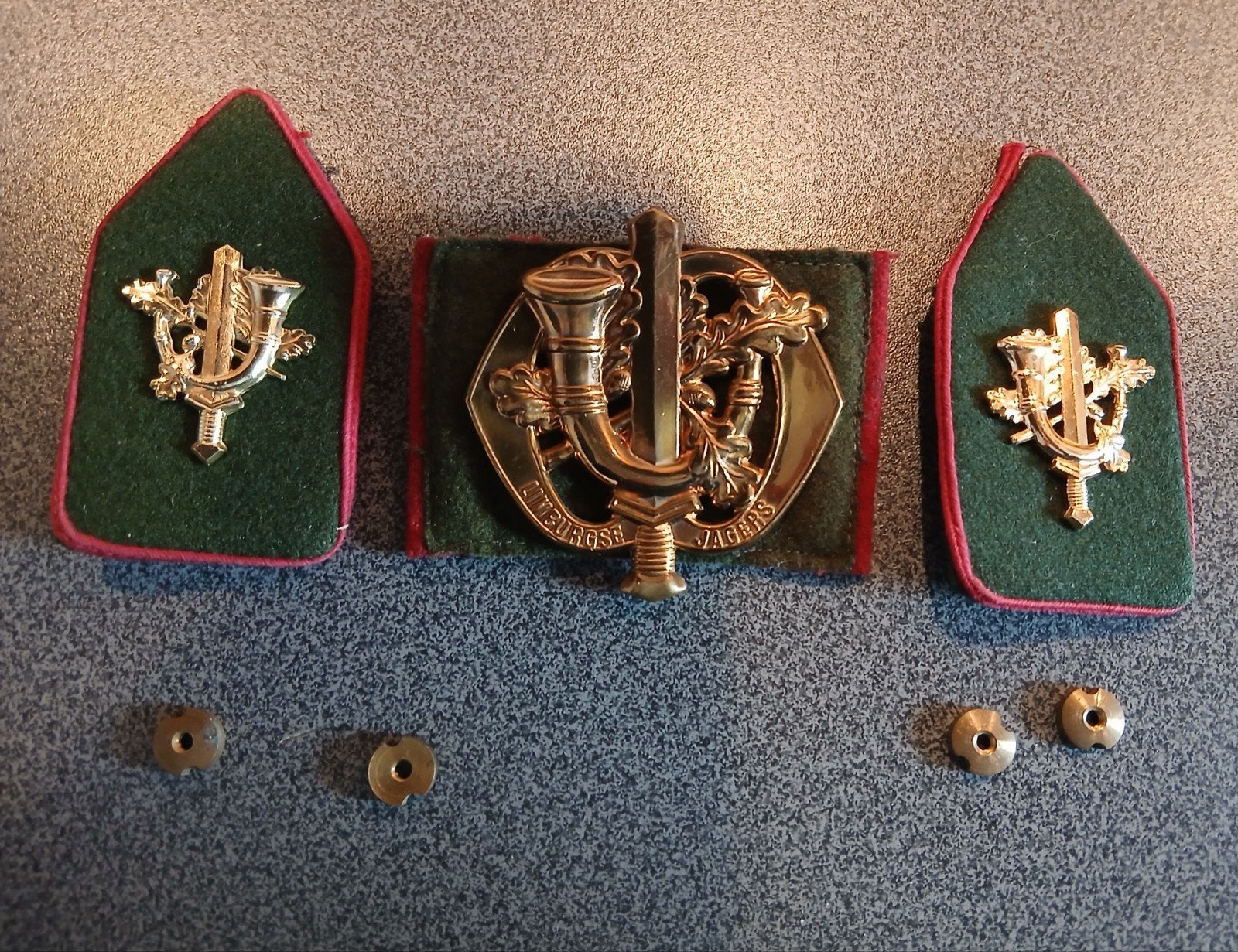 kraagspiegels en baretembleem  : Limburgse Jagers, Verzamelen, Militaria | Algemeen, Ophalen of Verzenden, Landmacht, Nederland