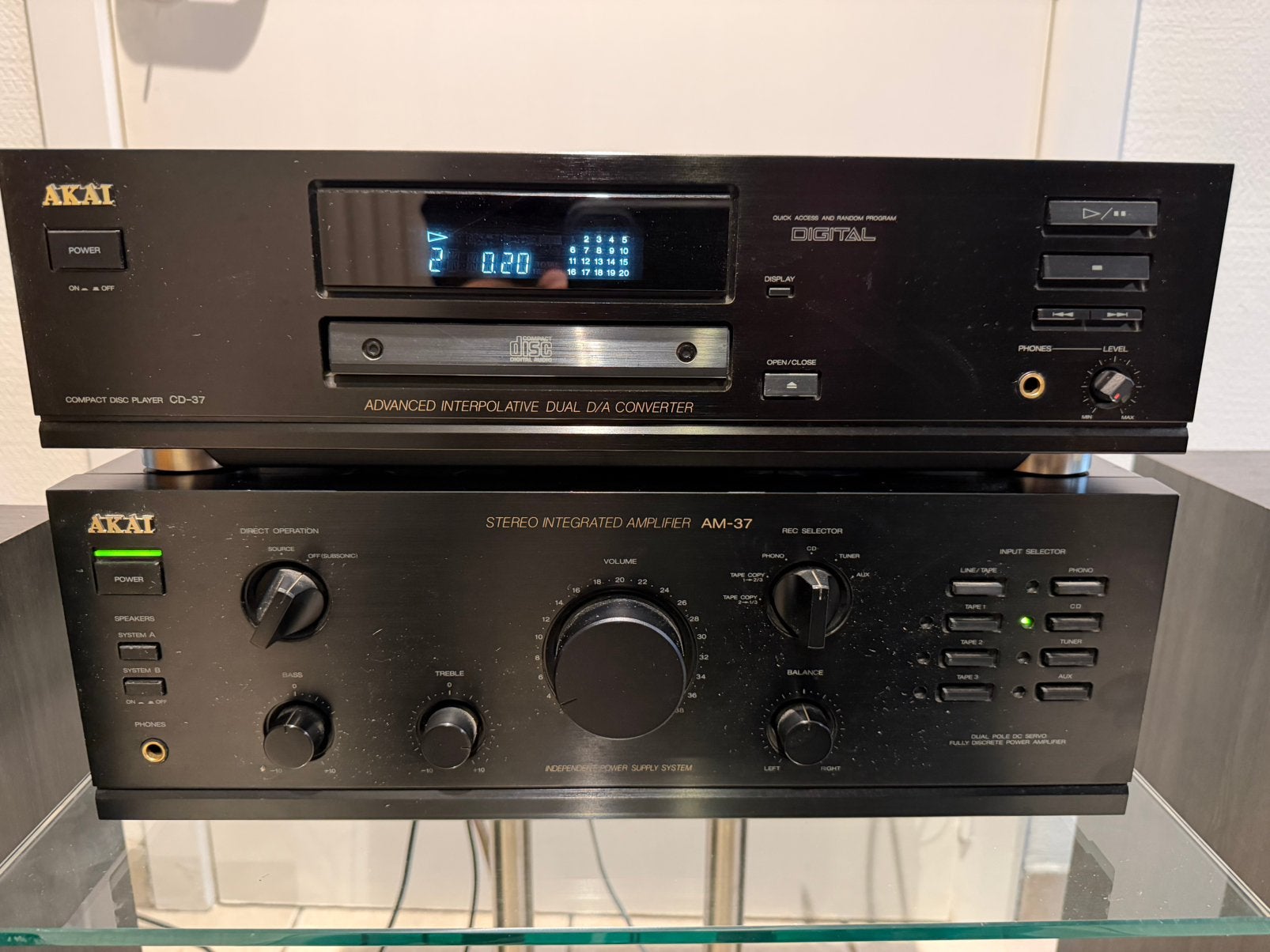 Akai AM-37 stereo versterker én Akai CD-37 CD-speler, Ophalen of Verzenden, Zo goed als nieuw, Cd-speler, Overige merken