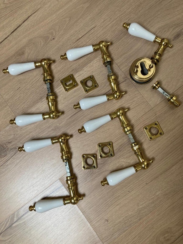 Set van 4 Antieke Deurklinken met Porseleinen Grepen, Ophalen of Verzenden, Gebruikt, Koper of Messing, Klink of Kruk