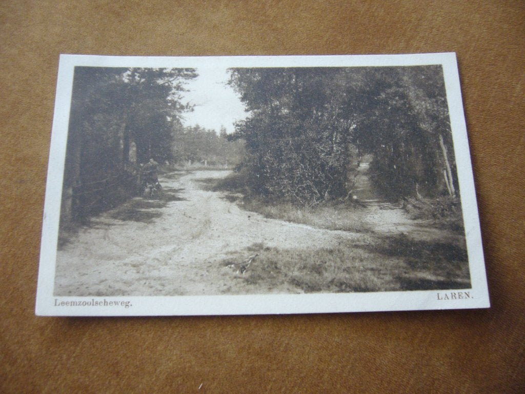 LAREN  =  LEEMZOOLSCHEWEG MET MAN EN FIETS  BRIEFKAART, Verzenden, Voor 1920, Ongelopen, Noord-Holland