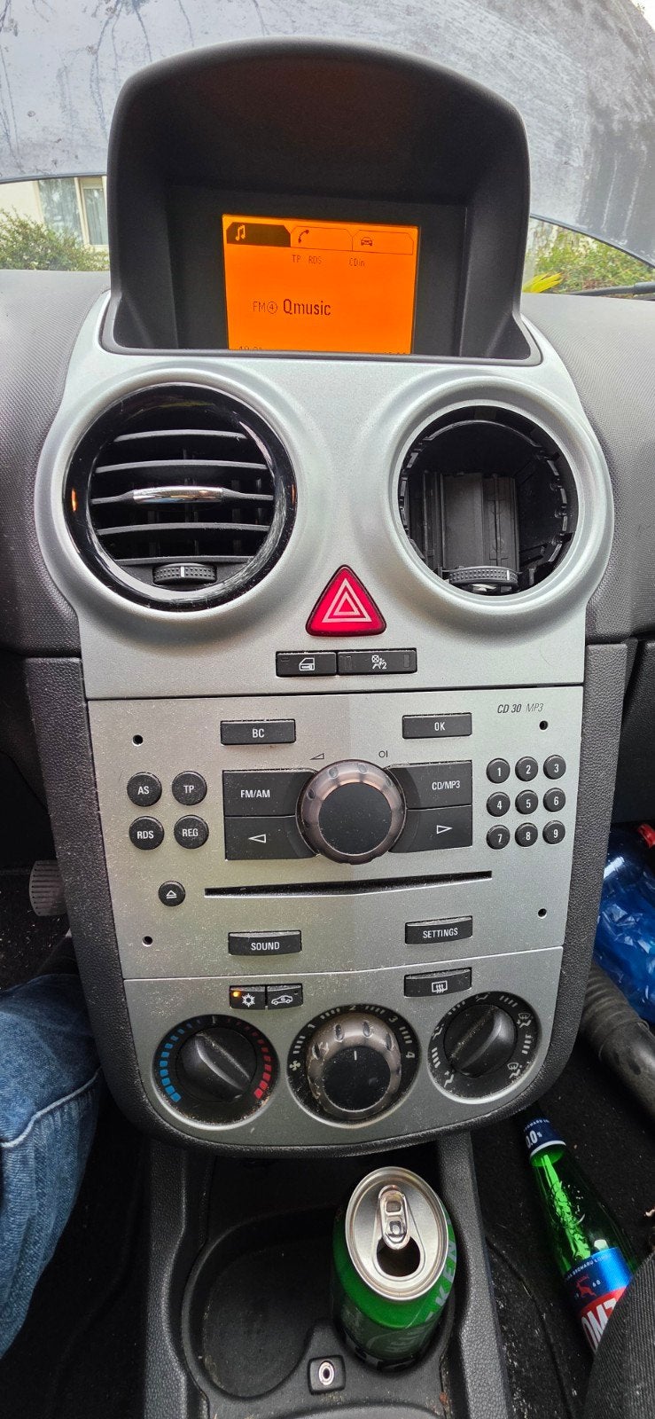 Foto 12 van Opel Corsa 1.4 16V 5D 2010 Zwart