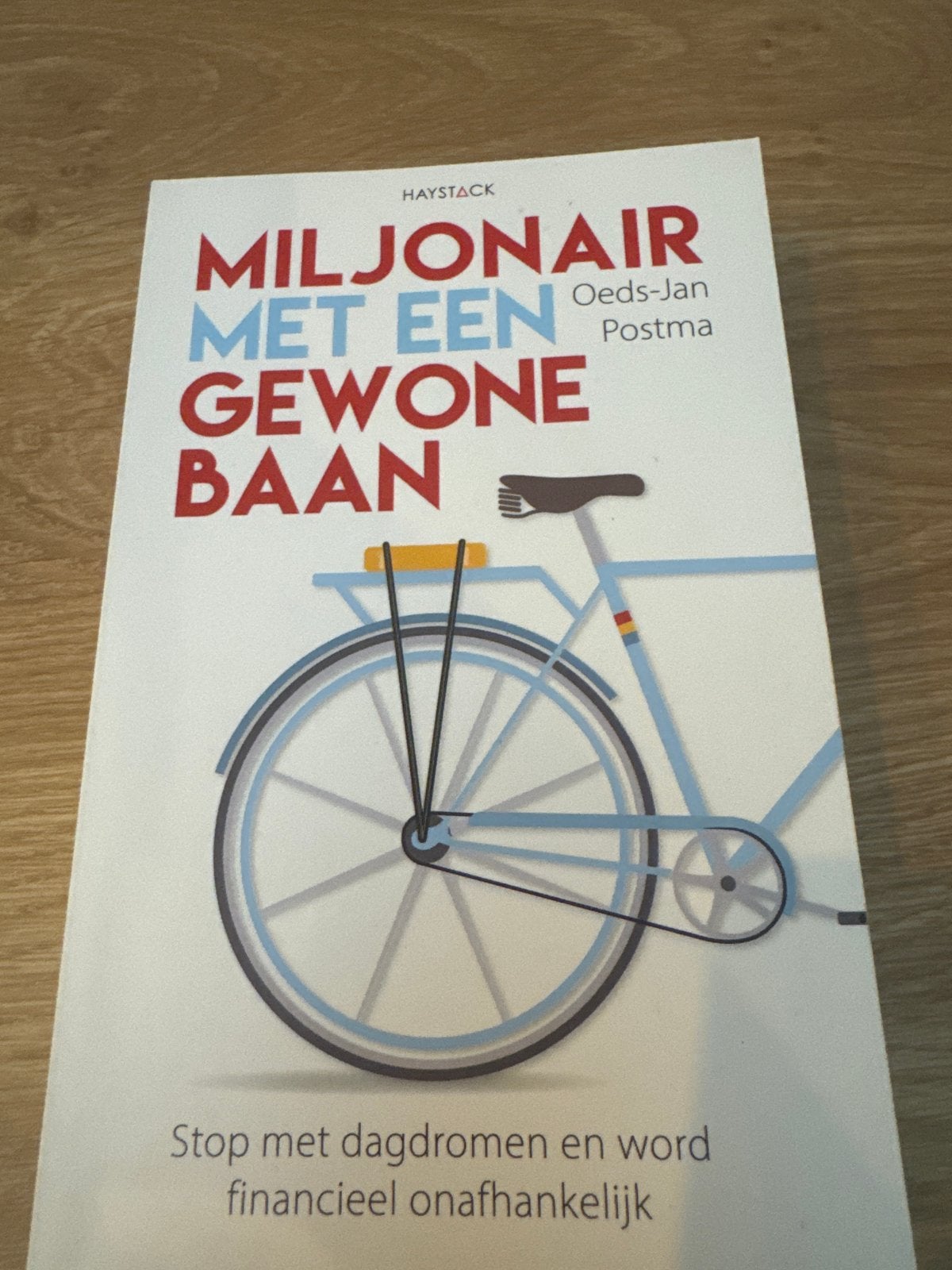 Miljonair met een gewone baan - Oeds-Jan Postma, Ophalen of Verzenden, Zo goed als nieuw, Nederland