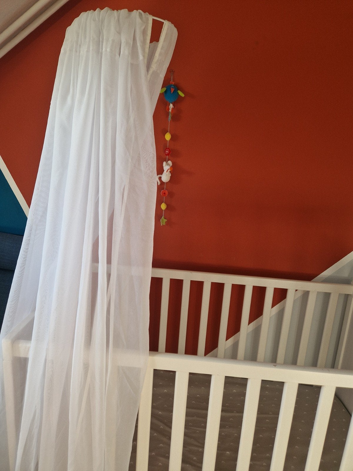 Witte hemeltje met stang voor babybedje, Kinderen en Baby's, Kinderkamer | Inrichting en Decoratie, Ophalen, Gebruikt, Inclusief standaard