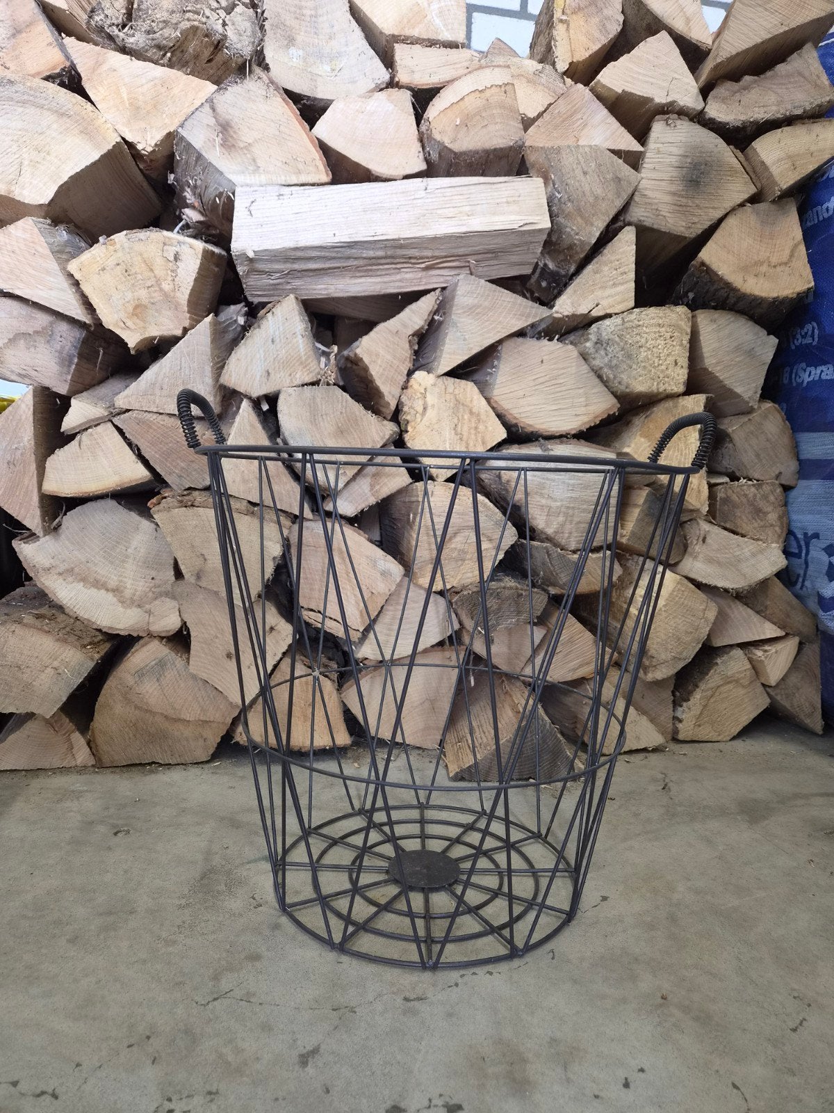Zwarte metalen houtmand - Modern en praktisch, Ophalen, Gebruikt, Zwart, Metaal