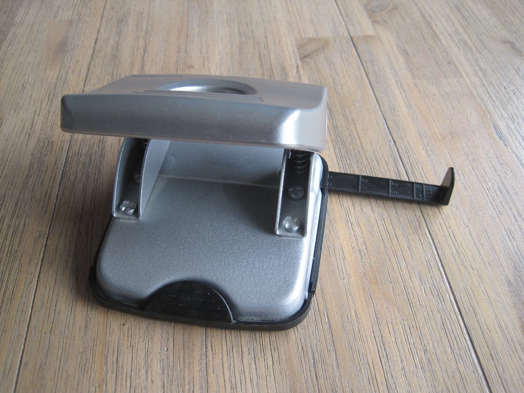 perforator. 10/11 cm. Hoog 10 cm. Zilver/zwart. Hema., Ophalen of Verzenden, Zo goed als nieuw