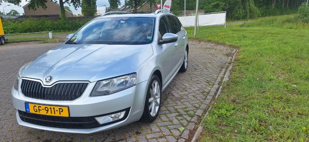 Skoda Octavia 1.6 TDI 77KW Combi Dsg-7 2015 Grijs, Auto's, Euro 5, Beige, Origineel Nederlands, Particulier