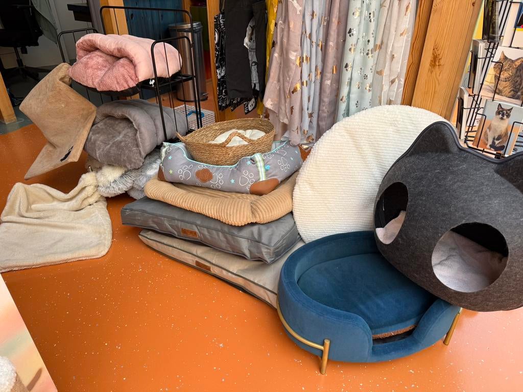 Kattenmandjes en hangmatjes €5 per stuk, Dieren en Toebehoren, Kattenmanden, Zo goed als nieuw, Ophalen