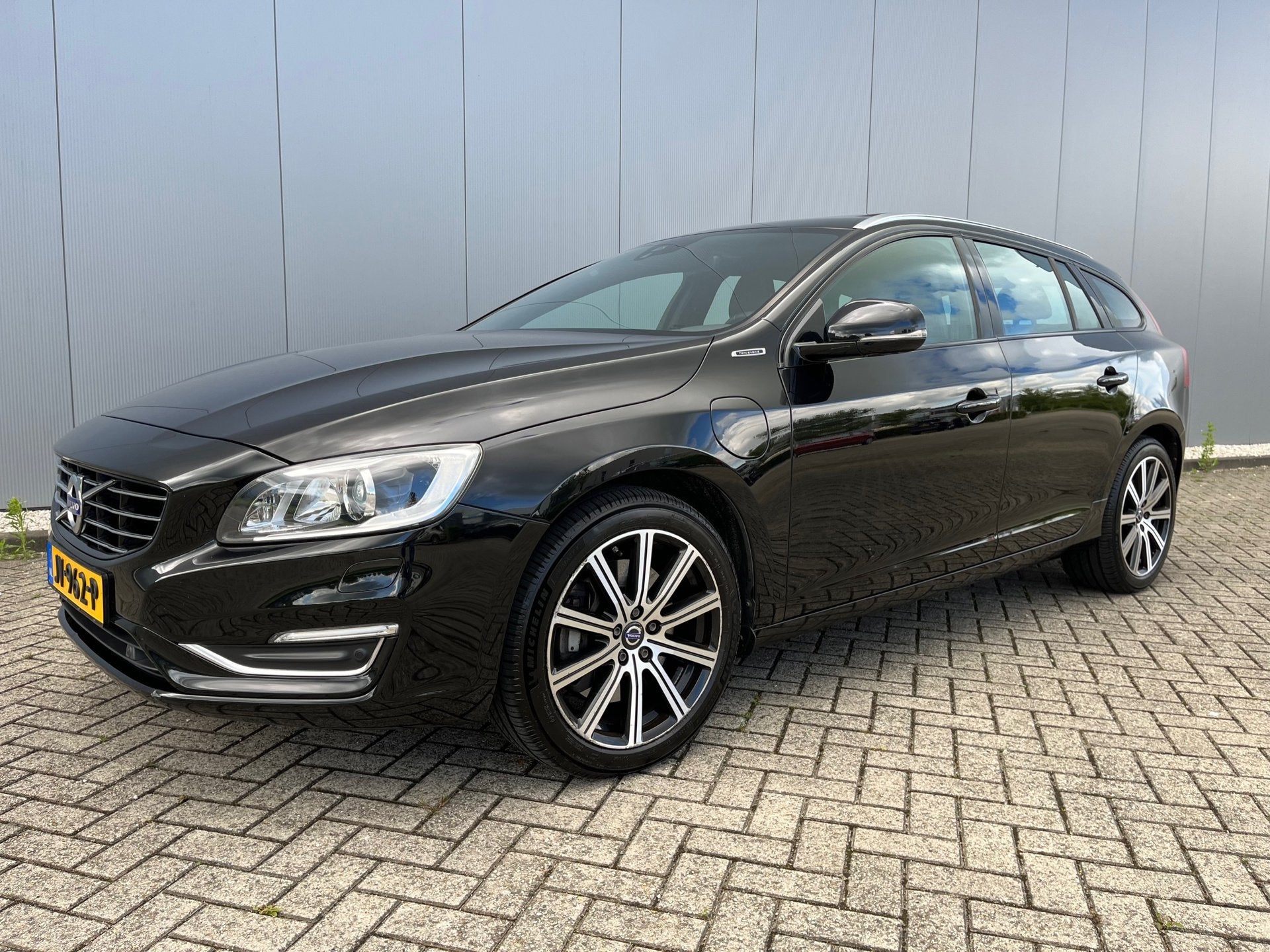 Volvo V60 2.4 D5 Twin Engine Special Edition Panorama SUMMER, Auto's, Automaat, Dealer onderhouden, 1880 kg, 210 min