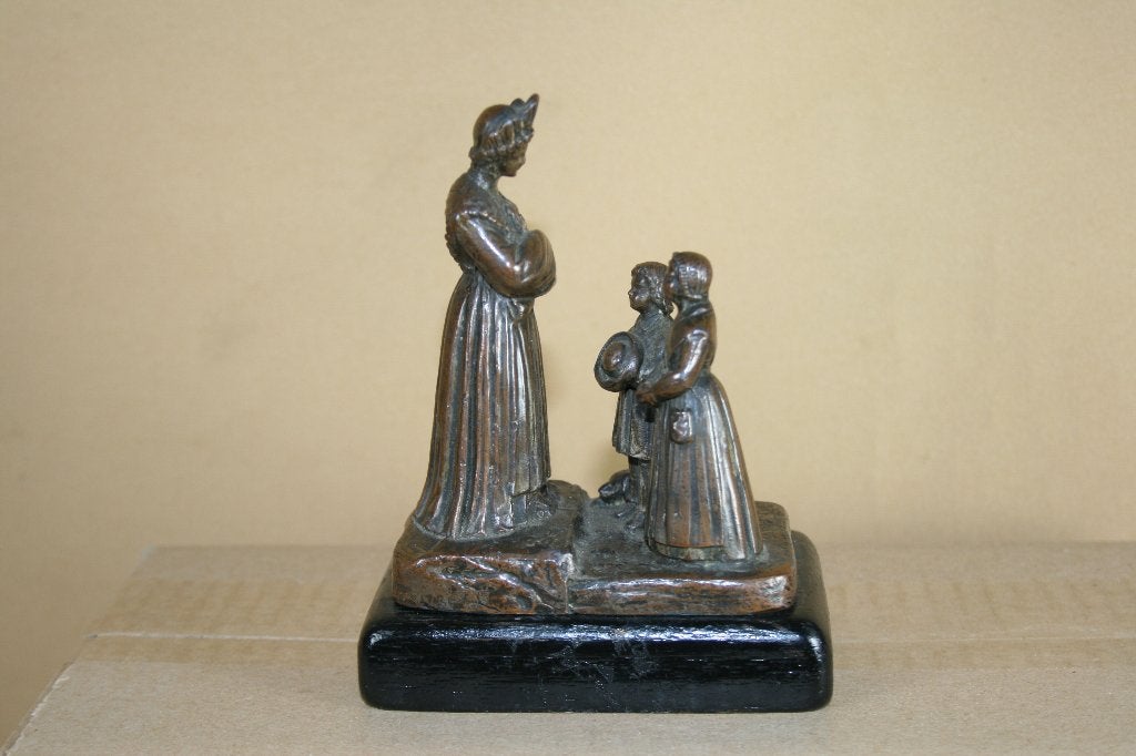 Fraai antiek metalen beeldje 2 kinderen bij OLV van La Salet, Groep mensen, Minder dan 20 cm, Ophalen of Verzenden, Op sokkel