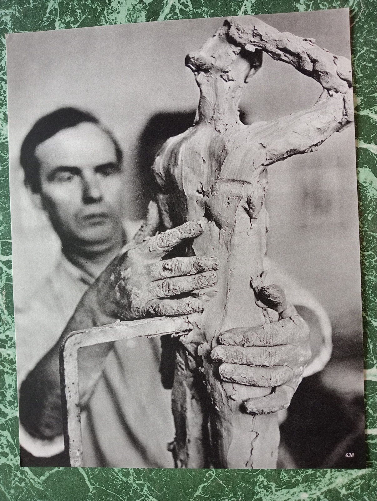 Fotogravure ca 1970 Kunstenaar sculptuur boetseerklei, Ophalen of Verzenden